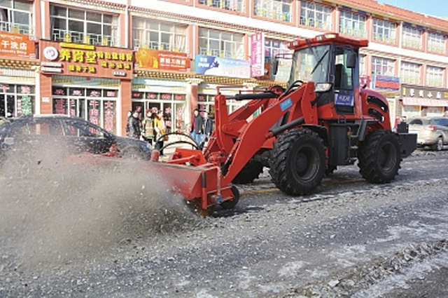 若尔盖县政府确保群众出行安全