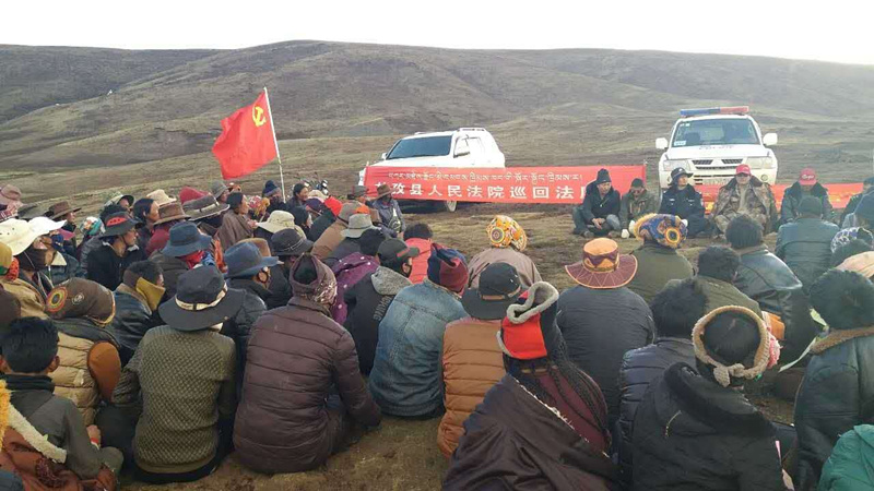 甘孜县巡回法庭上虫草山服务农牧民