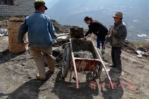 理县维修30个贫困村道路 8月底完工