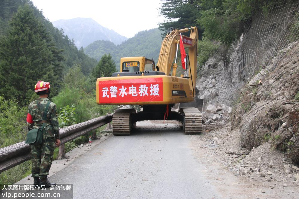 九寨沟：武警水电部队抢修震中主要通道