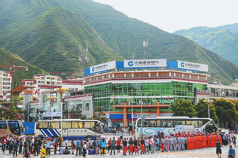 穿越生死 四川旅游人在九寨沟地震救援工作中发光