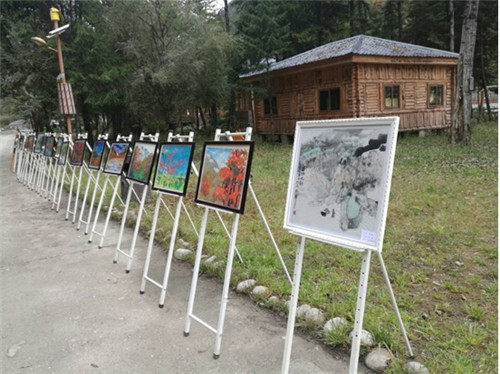 黑水举办“我心中的森林小镇“画展