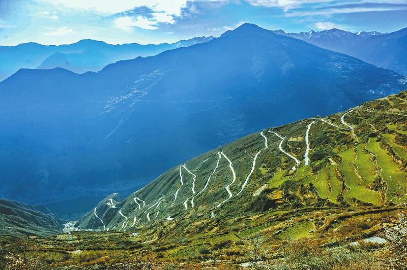路在山间延伸