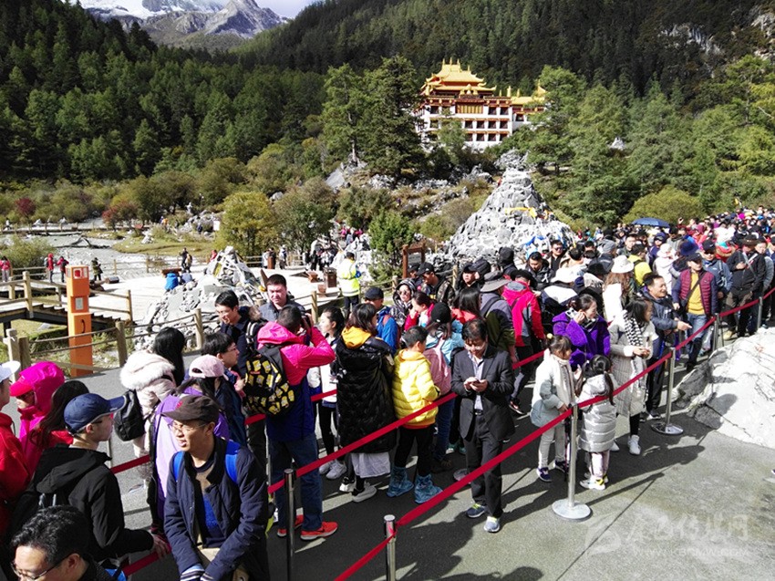 亚丁景区迎来秋季旅游高峰