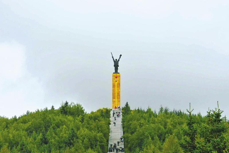 “一步步走上去，才能取得胜利”