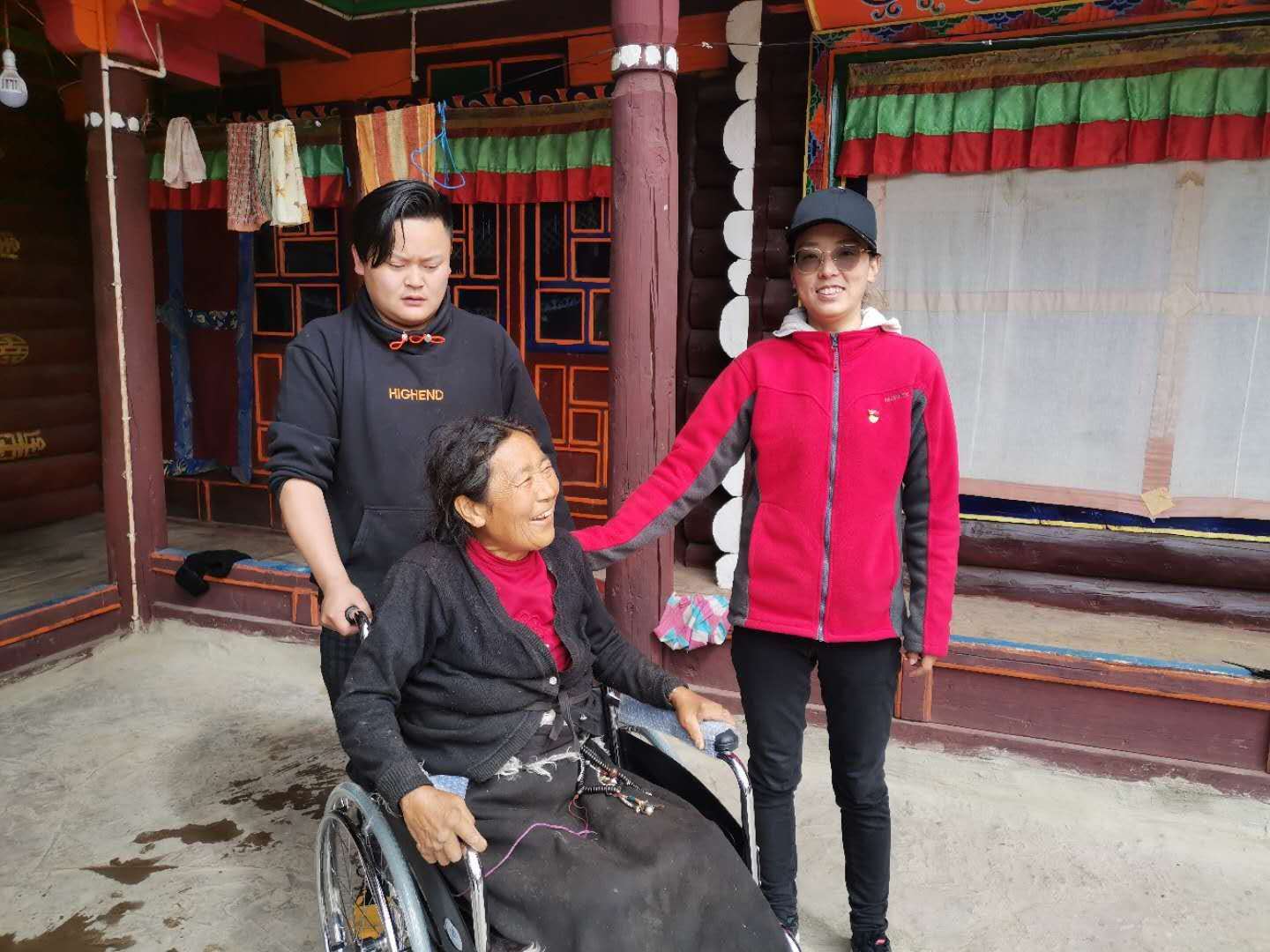 “爱心轮椅”送到家   群众心里暖洋洋