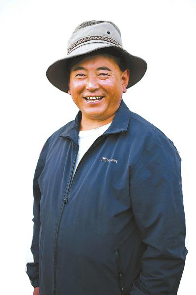 合拉玛村与贫困户签订任务书，达到给奖，达不到扣 索东夫妇铆足劲：今年还要领个奖
