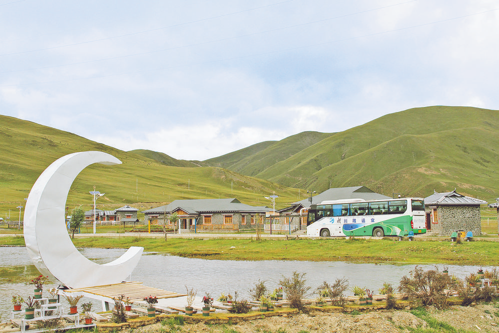 旅游大巴开进牧场