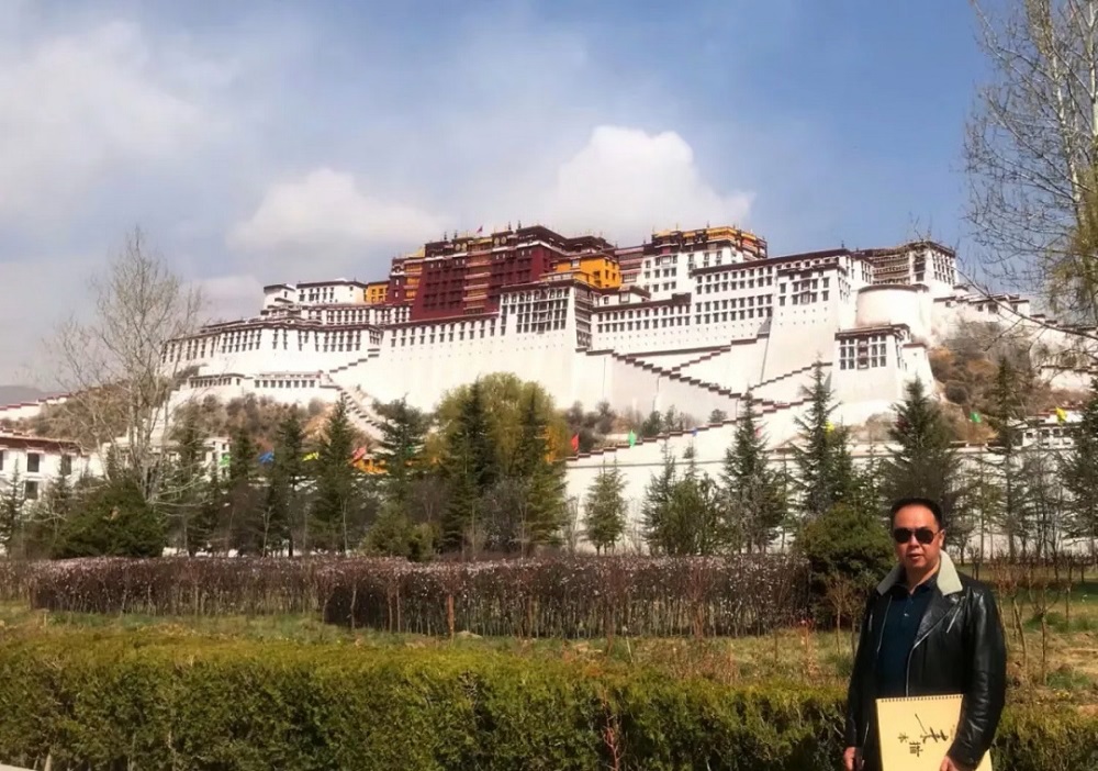 甘孜籍画家裴宏波绘制巨幅国画《雄伟的布达拉》献礼中国共产党成立100周年