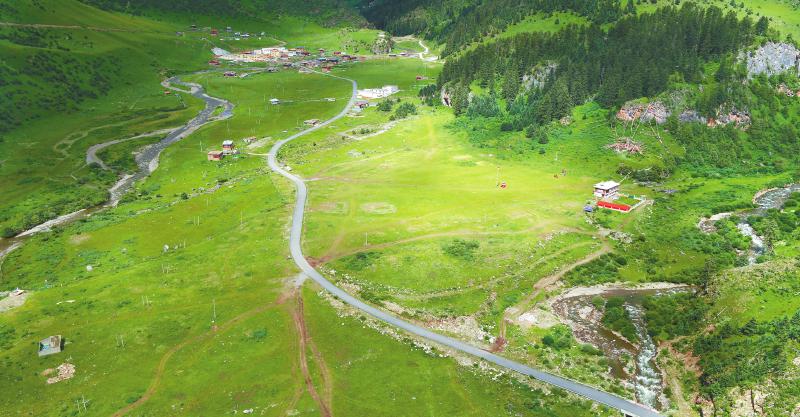 白玉县辽西乡通村公路建设景象