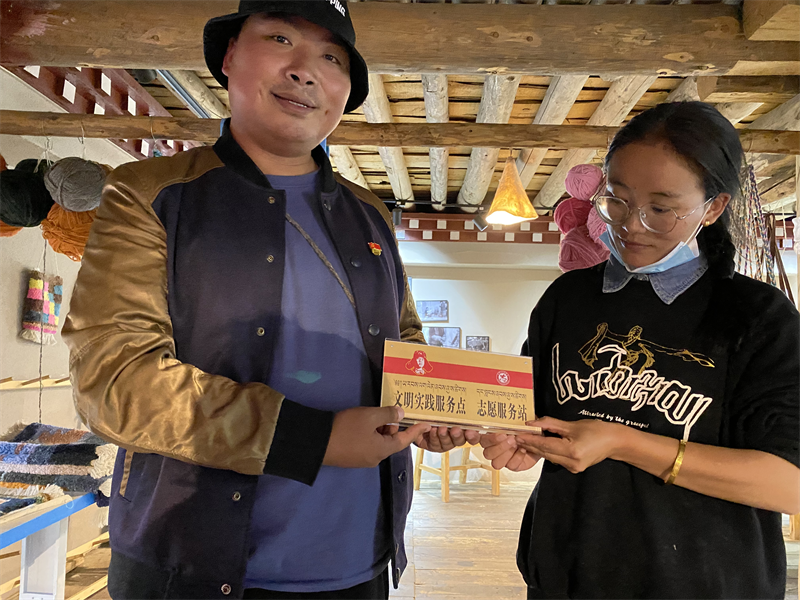 理塘县：志愿服务站 温暖游客心