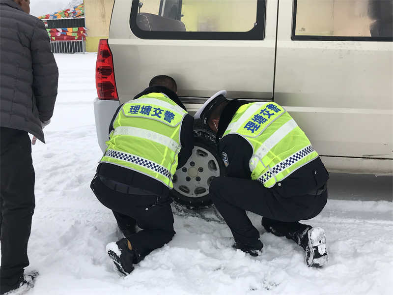 理塘县“三强化”保障冬季道路安全