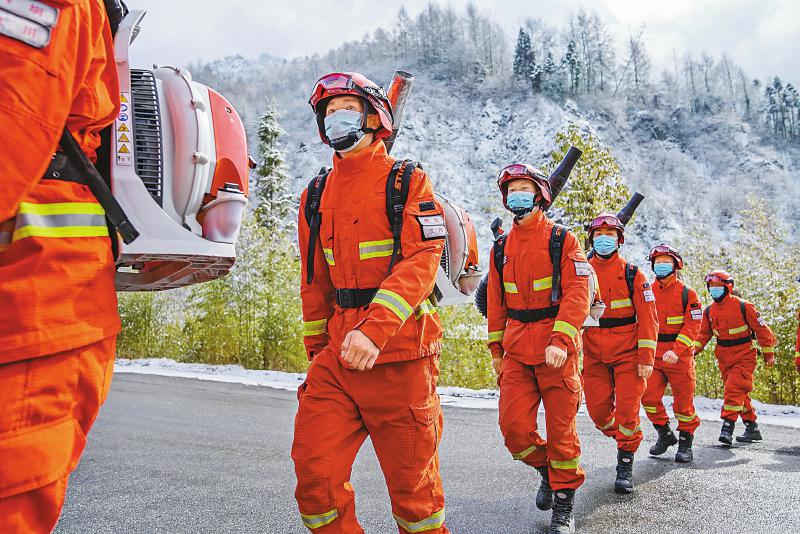 “橙衣卫士”踏雪巡山25公里 最幸福的是每次都能看见大熊猫