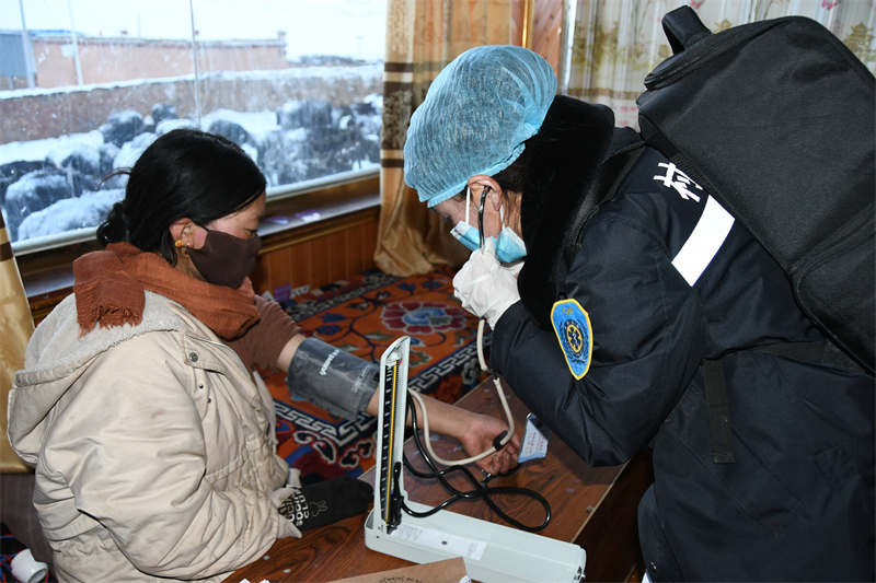 理塘：偏远牧区来了党员服务队