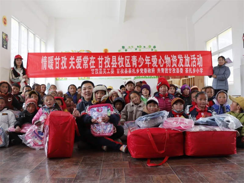 雪中送“毯”释真情 爱心捐助暖“童心”