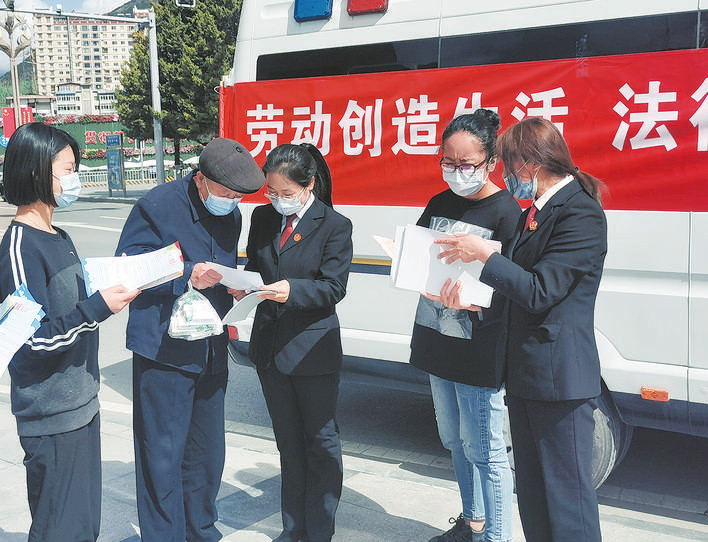 马尔康市法院开展“我为群众办实事” 普法活动