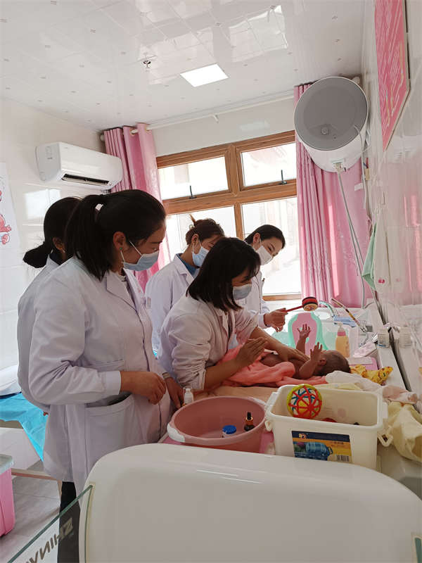 金堂县卫健“传帮带”人才指导理塘县妇幼保健院开展首例新生儿沐浴及抚触项目