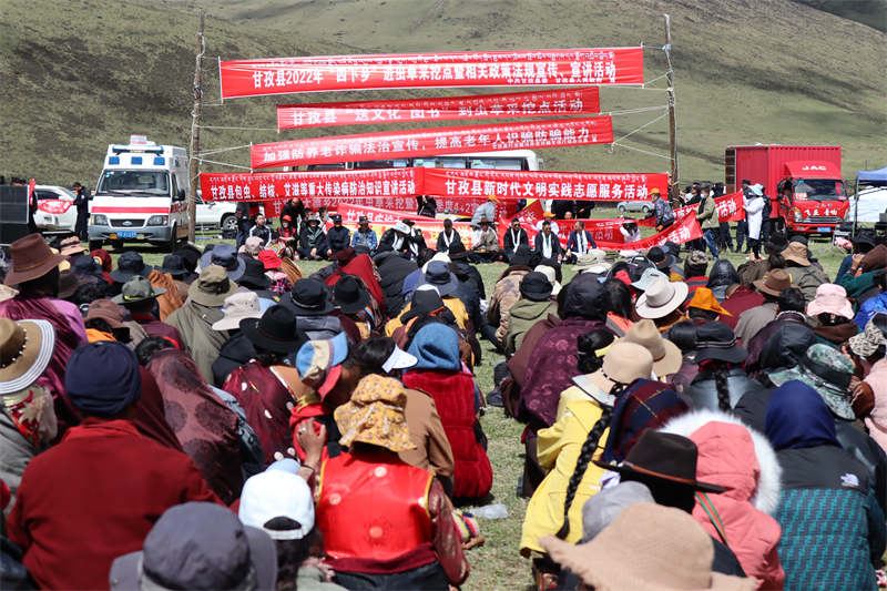 采挖虫草精神食粮不可缺 寓教惠民“套餐”送上虫草山