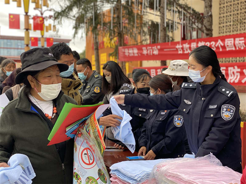 甘孜县开展减灾日宣传活动