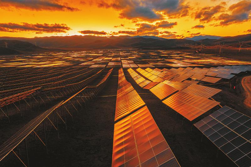 顶贡大草原上的光伏“蓝海”——走进全球首个超高海拔光伏实证基地