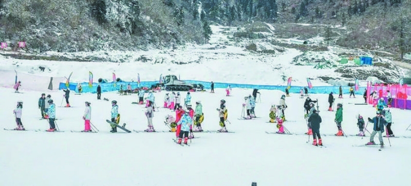 阿坝汶川：元旦假期冰雪热