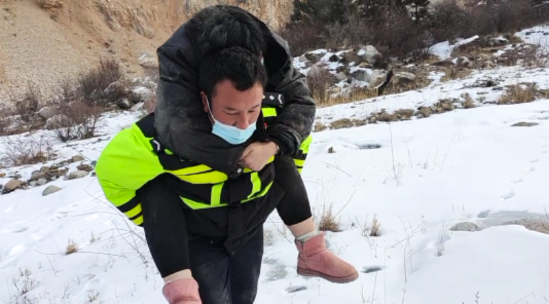德格县：又见“雷锋少年”！拉巴在海拔4000米的雪地里救下高反昏迷女士