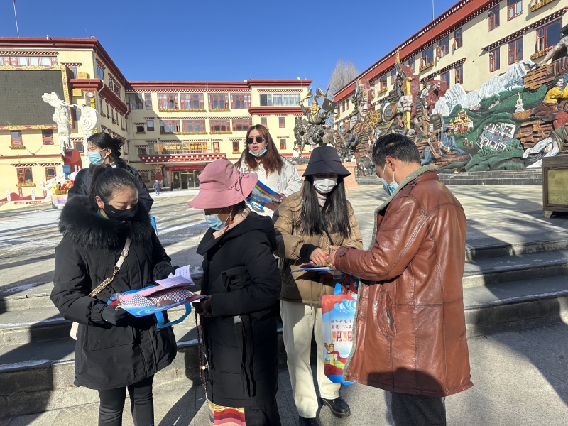 理塘县司法局开展“春暖农民工”普法宣传活动