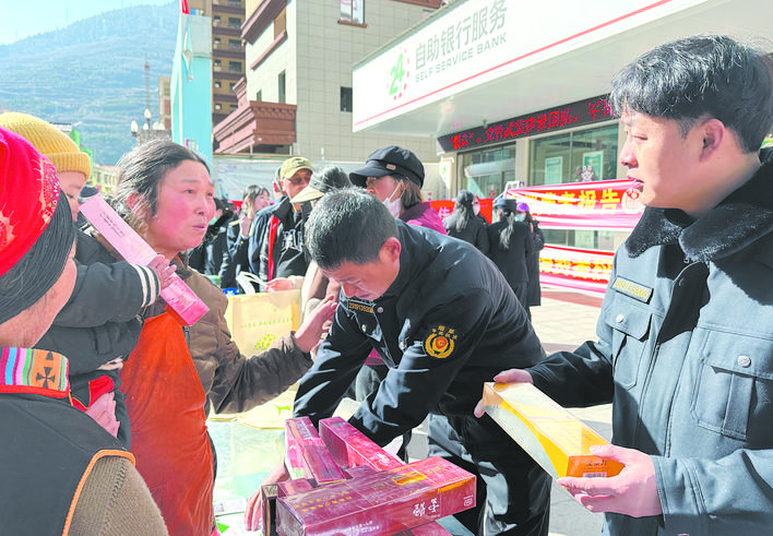 阿坝州各地开展消费者权益日宣传活动