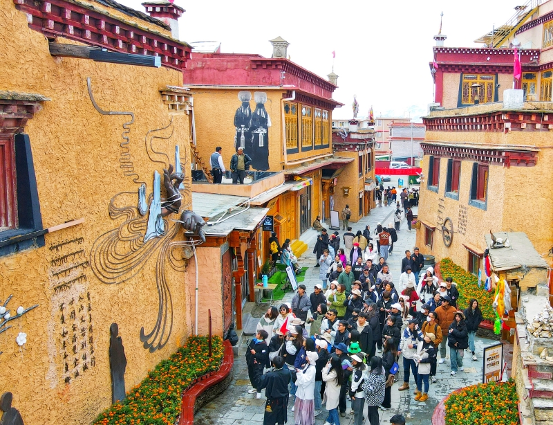 理塘县：14万游客漫步“天空之城”