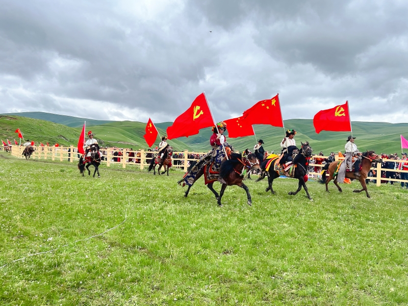 ​策马扬鞭  飞驰宗塔——炉霍县望果赛马活动吸引八方来客