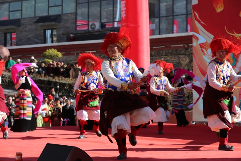 非遗民俗闹新春 鹏城儿女舞出幸福年——巴塘县五彩藏乡艺术周文艺竞演开幕