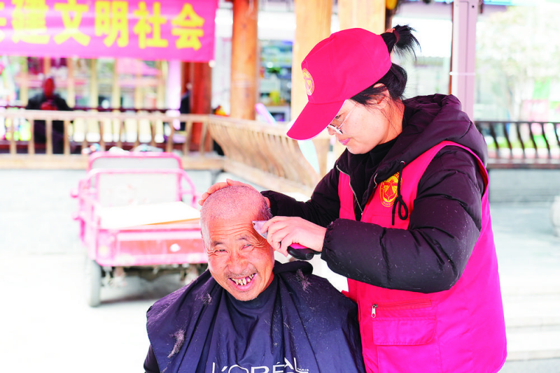 便民服务、爱心义诊、普法援助……  泸定县文明实践集市受欢迎