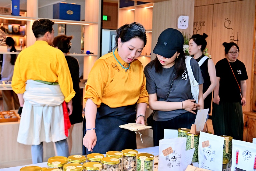 德格麦宿15种传统手工艺齐聚蓉城