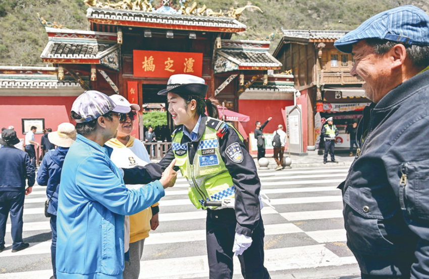 泸定县：“微笑交警”刘格芦携手省非遗“山歌王”吴全清 让交通安全“声”入人心
